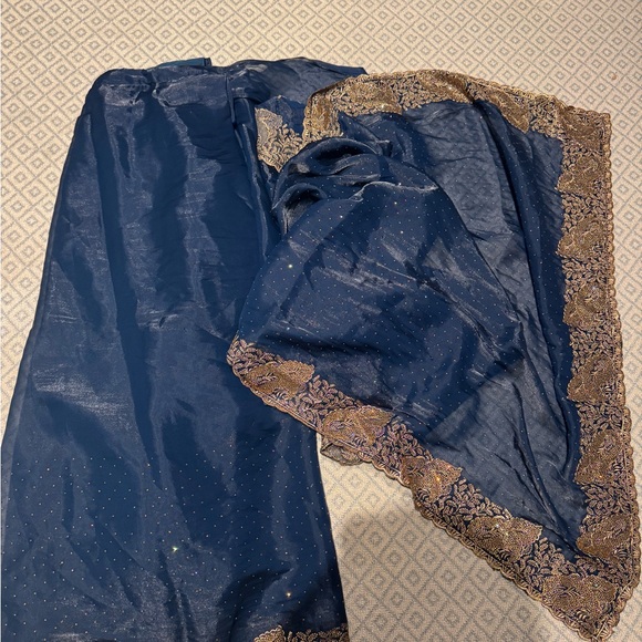 Navy Blue Sari for Indian Wedding - With adjustable clasps to help put it on! - Picture 3 of 5